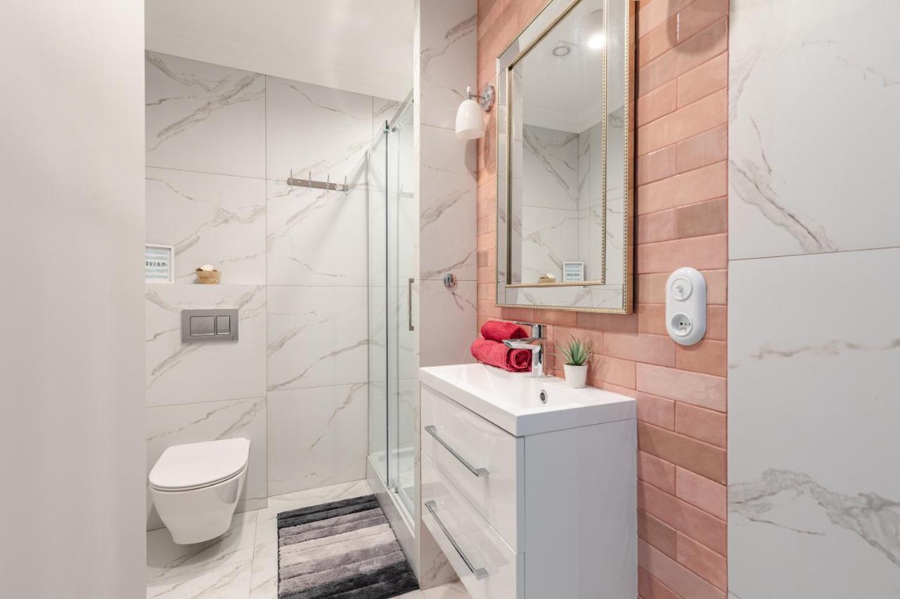 Appartement Superapart Wojska Polskiego, Serene Urban Retreat With Skyline Views Warschau