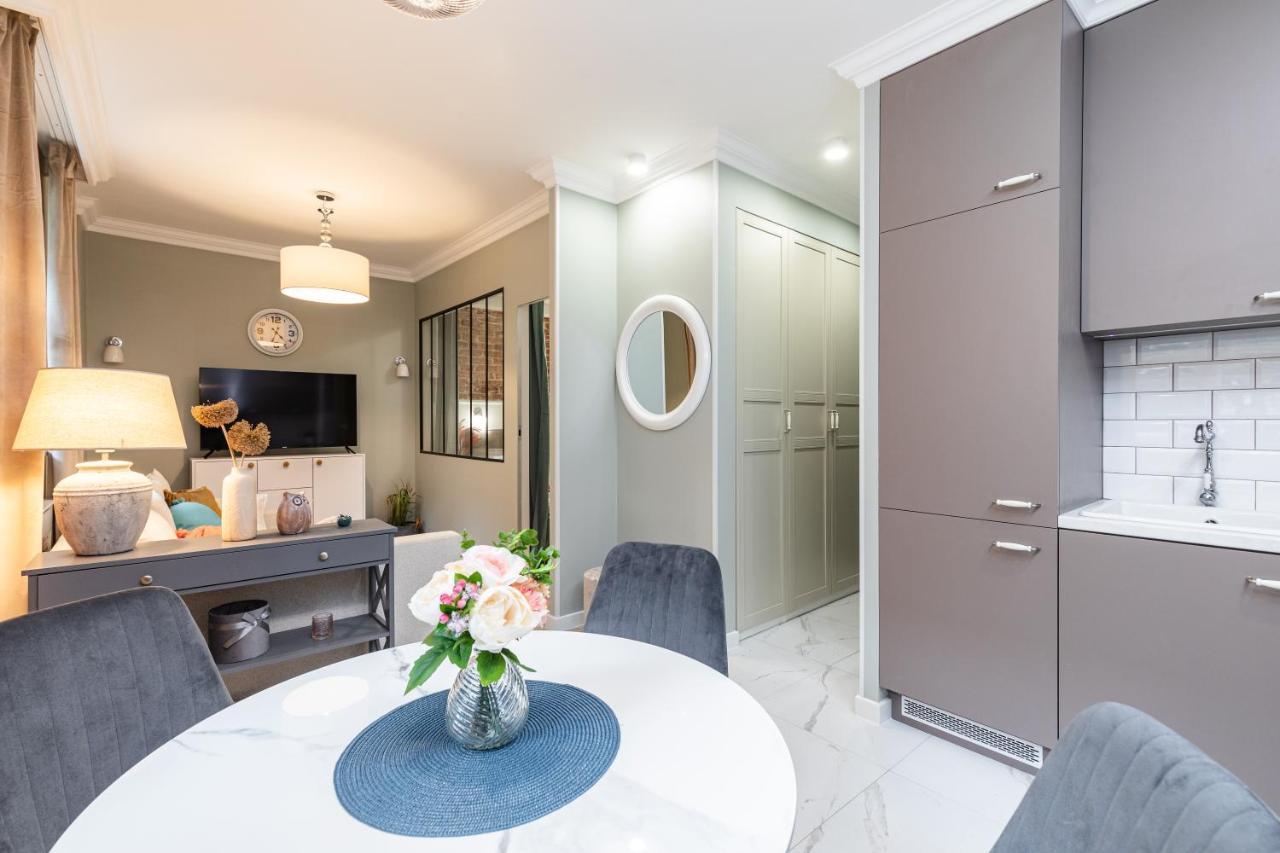 Superapart Wojska Polskiego, Serene Urban Retreat With Skyline Views Apartment